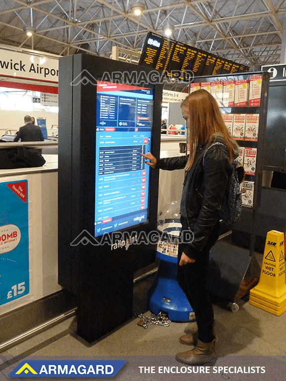 Vue technologie d'affichage numérique à écran tactile en à l'aéroport de Gatwick Technologie d'affichage numérique à écran tactile en à l'aéroport de Gatwick